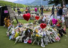 Flores y homenajes a las víctimas en el parque infantil de Annecy en el que se produjo el jueves el ataque con cuchillo.