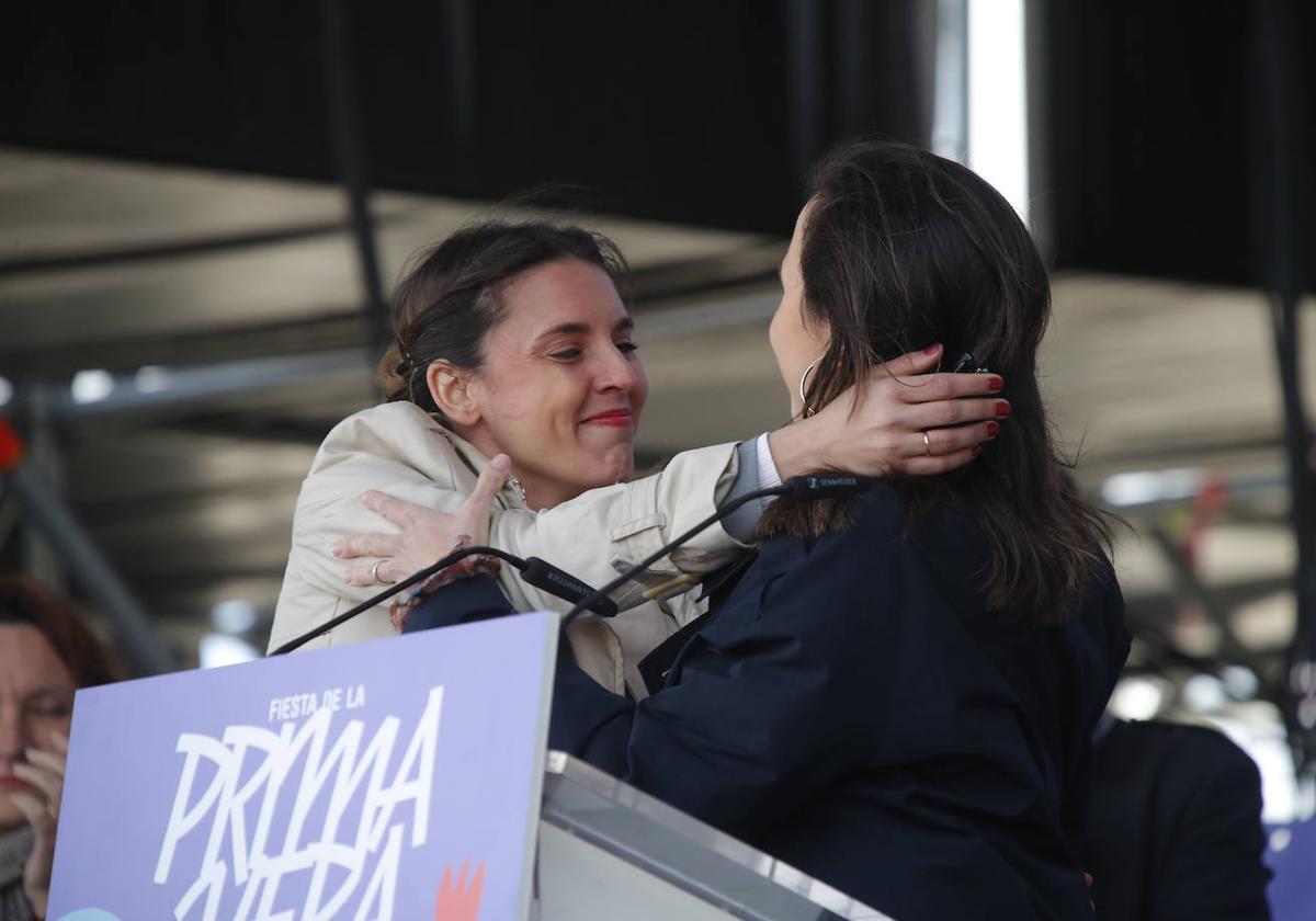 Montero abraza a Belarra durante un acto de Podemos.