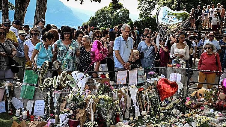 Los habitantes de Annecy arropan a las víctimas: «Atacar a niños es lo más cobarde que hay»
