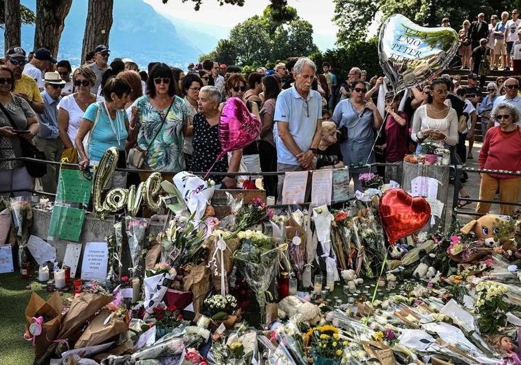 Los habitantes de Annecy arropan a las víctimas: «Atacar a niños es lo más cobarde que hay»