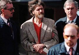 Theodore Kaczynski cuando era llevado a juicio en Estados Unidos