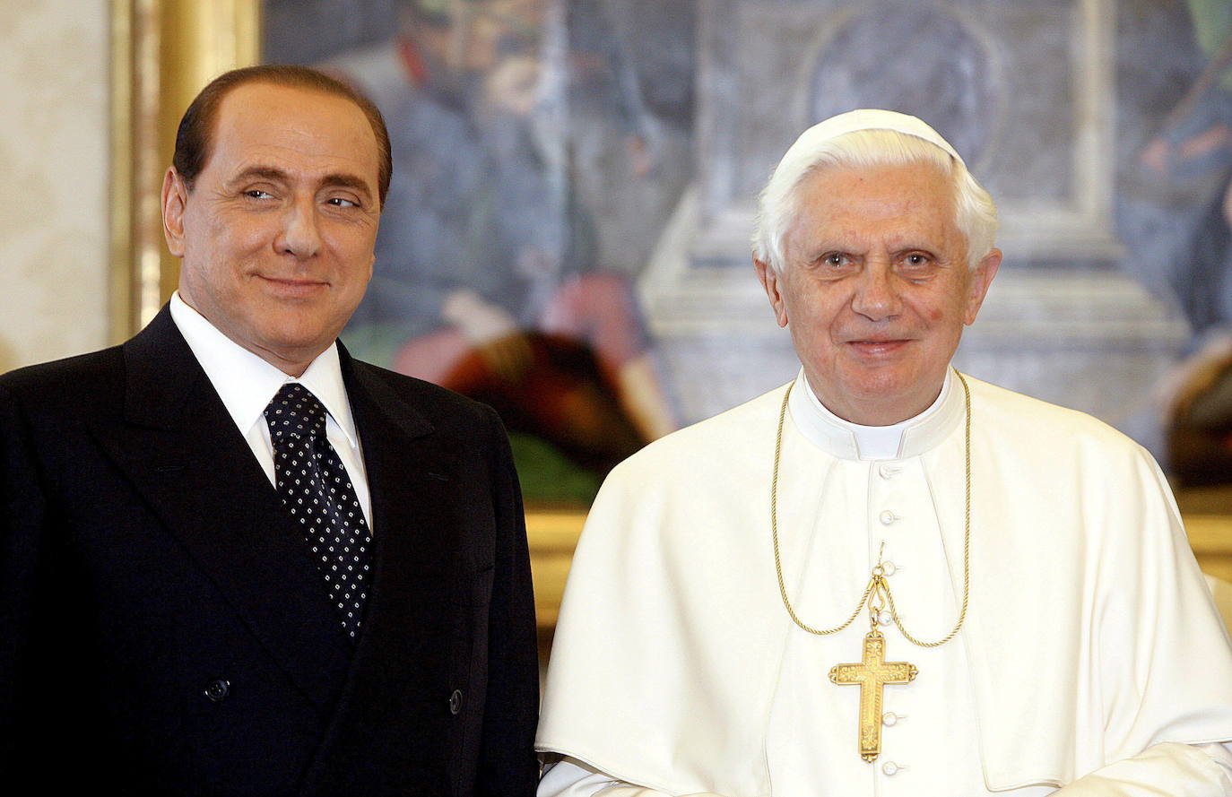 Berlusconi, junto al anterior Papa Benedicto XVI, en 2007.