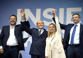Berlusconi, entre Salvini y Meloni, tras la victoria electoral de la derecha en 2022.