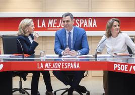 El presidente del Gobierno, Pedro Sánchez, junto a la vicepresidenta económica, Nadia Calviño, y la de Transición Ecológica, Teresa Ribera.