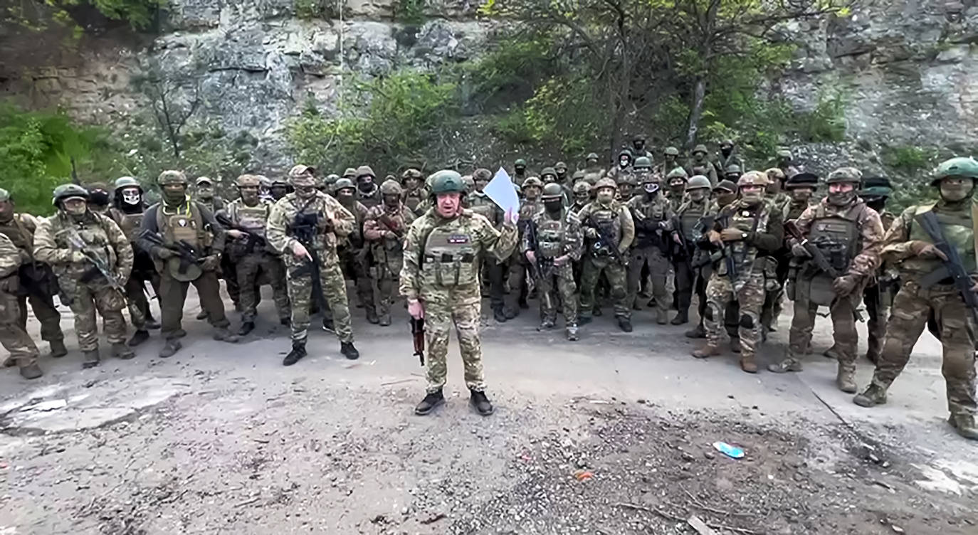 El líder del Grupo Wagner, Evgueni Prigozhin, junto a sus mercenarios