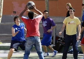 Un grupo de jóvenes juega en un instituto de Madrid.