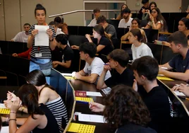 Alumnos catalanes realizan este mes una de las pruebas de la EBAU.