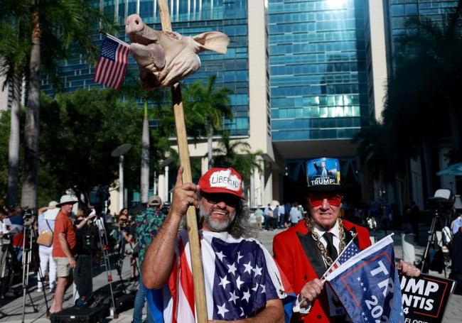 Simpattizantes del expresidente protestan por su imputación.