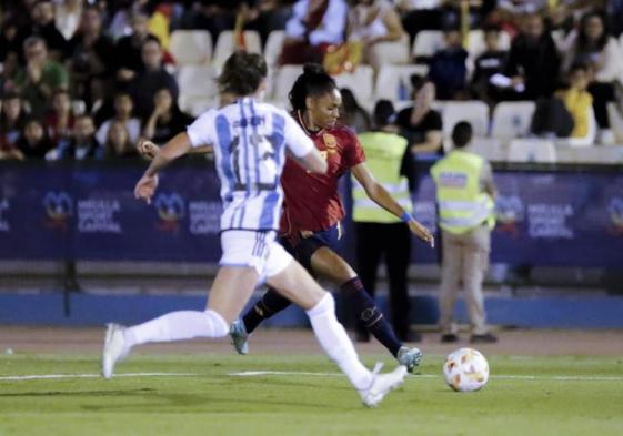 Salma Paralluelo lucha con la argentina Sophia Braun por un balón durante un partido amistoso.