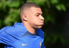 Mbappé entrenando con la selección francesa