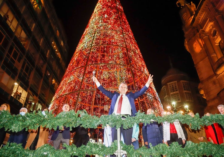 Abel Caballero, micrófono en mano, ante el alumbrado navideño de Vigo.