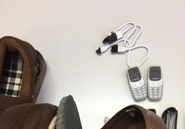 Un par de móviles intervenidos en un centro penitenciario, escondidos en un zapato.