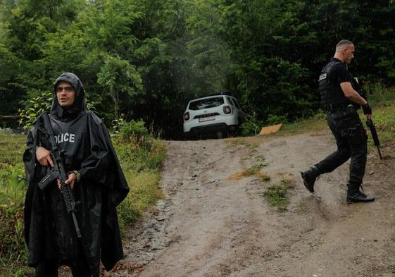 Dos policías kosovares vigilan la frontera con Serbia