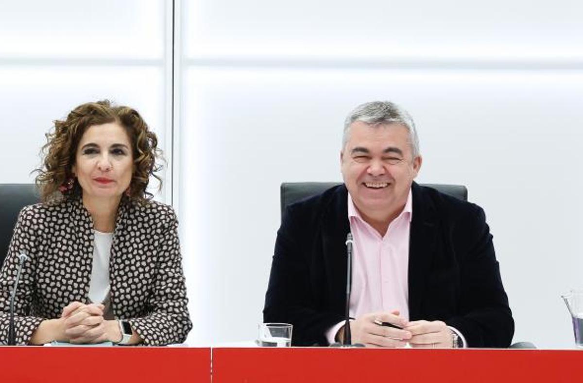 El secretario de Organización del Partido Socialista, Santos Cerdán, y la vicesecretaria general del PSOE y ministra de Hacienda, María Jesús Montero