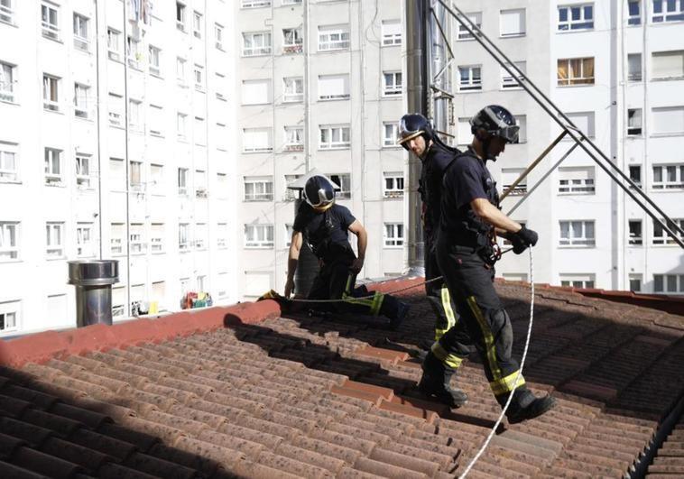 Liberan a una mujer que quedó atrapada por un sofá articulado en Gijón