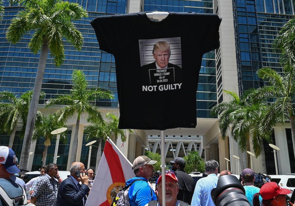 Los partidarios de Trump se reunieron frente al Palacio de Justicia de EE UU antes de la lectura de cargos del expresidente en Miami