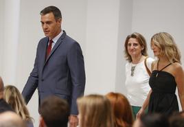 Yolanda Díaz, tras Pedro Sánchez y junto a la vicepresidenta tercera, Teresa Ribera, este jueves en la presentación de las prioridades del semestre español de la UE, en la Moncloa