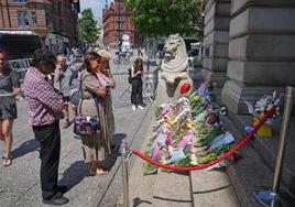 Vecinos depositan flores en los escalones de Nottingham Council House en recuerdo de las víctimas.