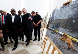 El presidente de Sudáfrica, Cyril Ramaphosa, y el fiscal general de Ucrania, Andriy Kostin, visitan una iglesia de Bucha, en medio del ataque de Rusia contra Ucrania.