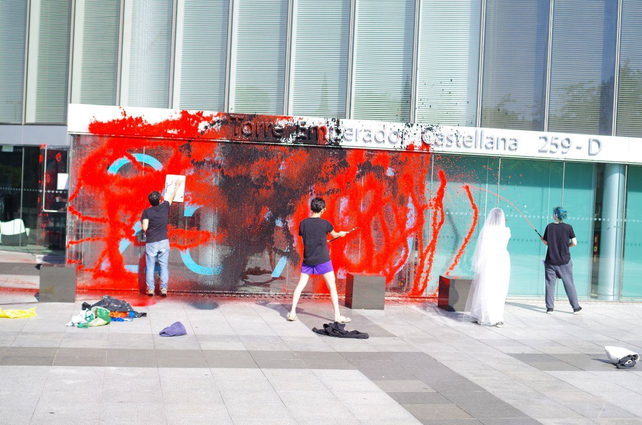 La fachada del edificio cubierta de rojo y negro