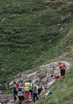 Imagen - Gino Mäder es atendido tras caerse por un barranco.