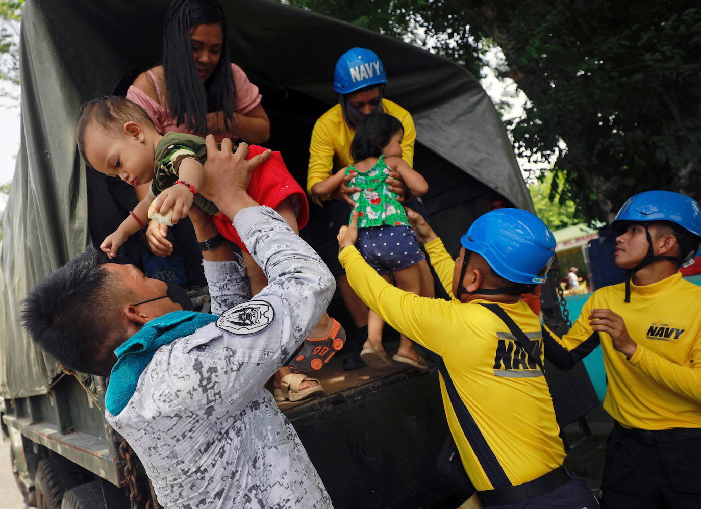 Los equipos de emergencia ayudan a las familias a salir de las zonas de alto riesgo