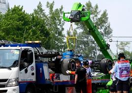 El Alpine de Pierre Gasly, remolcado en el circuito Gilles Villeneuve.