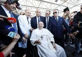 El papa Francisco atiende a los medios a su salida del hospital, este viernes.