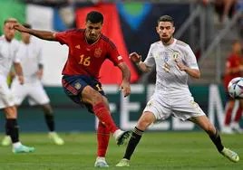 Rodri golpea el balón durante la semifinal de la Liga de Naciones entre España e Italia.