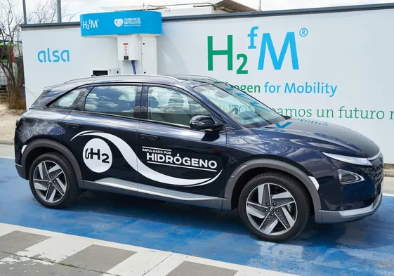 Un Hyundai Nexo carga hidrógeno en las instalaciones de Alsa