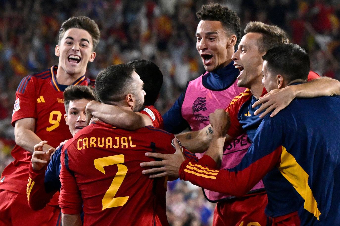 Los jugadores españoles, incluido el defensa español Dani Carvajal (CL), celebran después de ganar la tanda de penaltis y el partido de fútbol final de la Liga de Naciones de la UEFA entre Croacia y España.