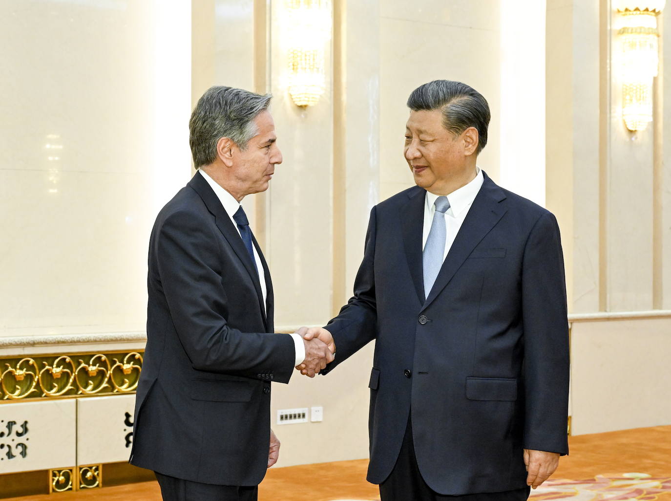 El presidente chino, Xi Jinping, saluda al secretario de Estado norteamericano, Antony Blinken, en el Palacio del Pueblo, en Pekín