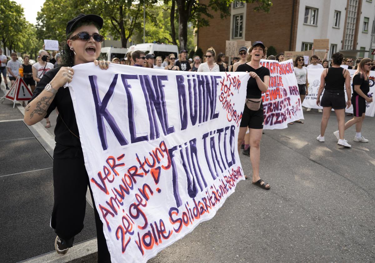 Protestas en Berna (Suiza) antes de un concierto de Rammstein contra el cantante contra el cantante de la banda Till Lindemann por las denuncias de abusos.