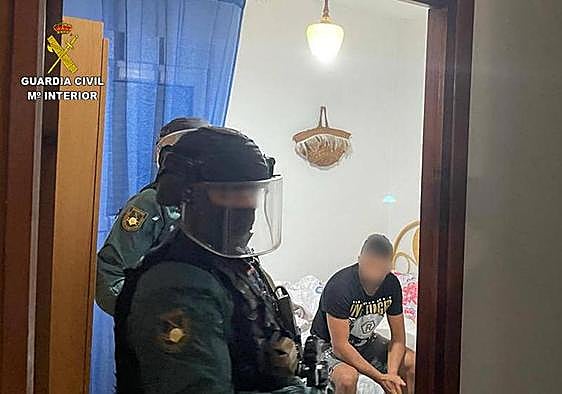Imagen de la Guardia Civil liberando a la víctima
