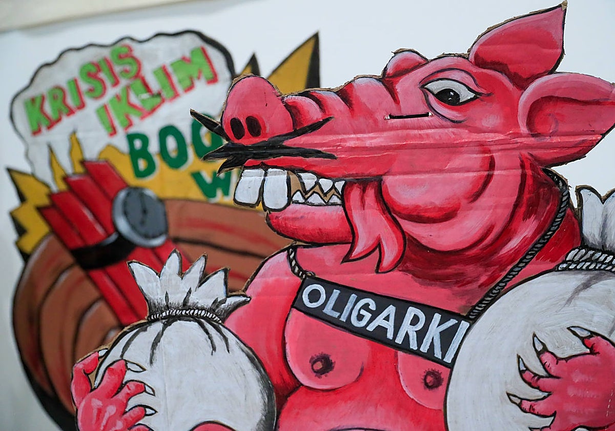 Detalle de la obra 'Marionetas de Cartón', de Taring Padi, en la exposición 'Maquinaciones' en el Museo Reina Sofía.