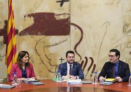 El presidente de la Generalitat, Pere Aragonès, junto a la consellera de Presidencia, Laura Vilagrà, y el secretario del Govern, Xavier Bernadí, durante la reunión semanal del gobierno catalán.