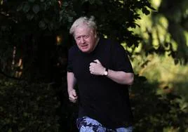 El exprimer ministro brinático Boris Johnson hace ejercicio cerca de su casa.