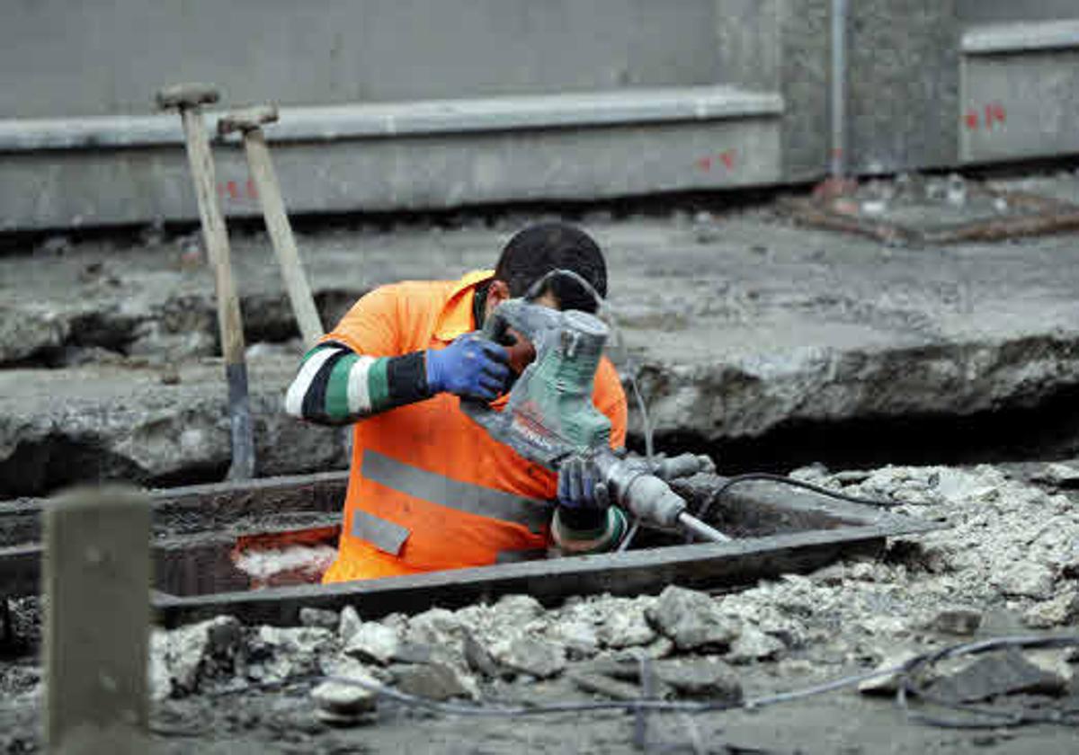 Dos de cada tres trabajadores cobran menos de 27.000 euros brutos al año