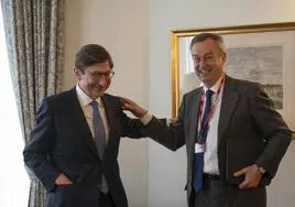 El presidente de CaixaBank, José Antonio Goirigolzarri, junto al consejero delegado de Sabadell, César González-Bueno.