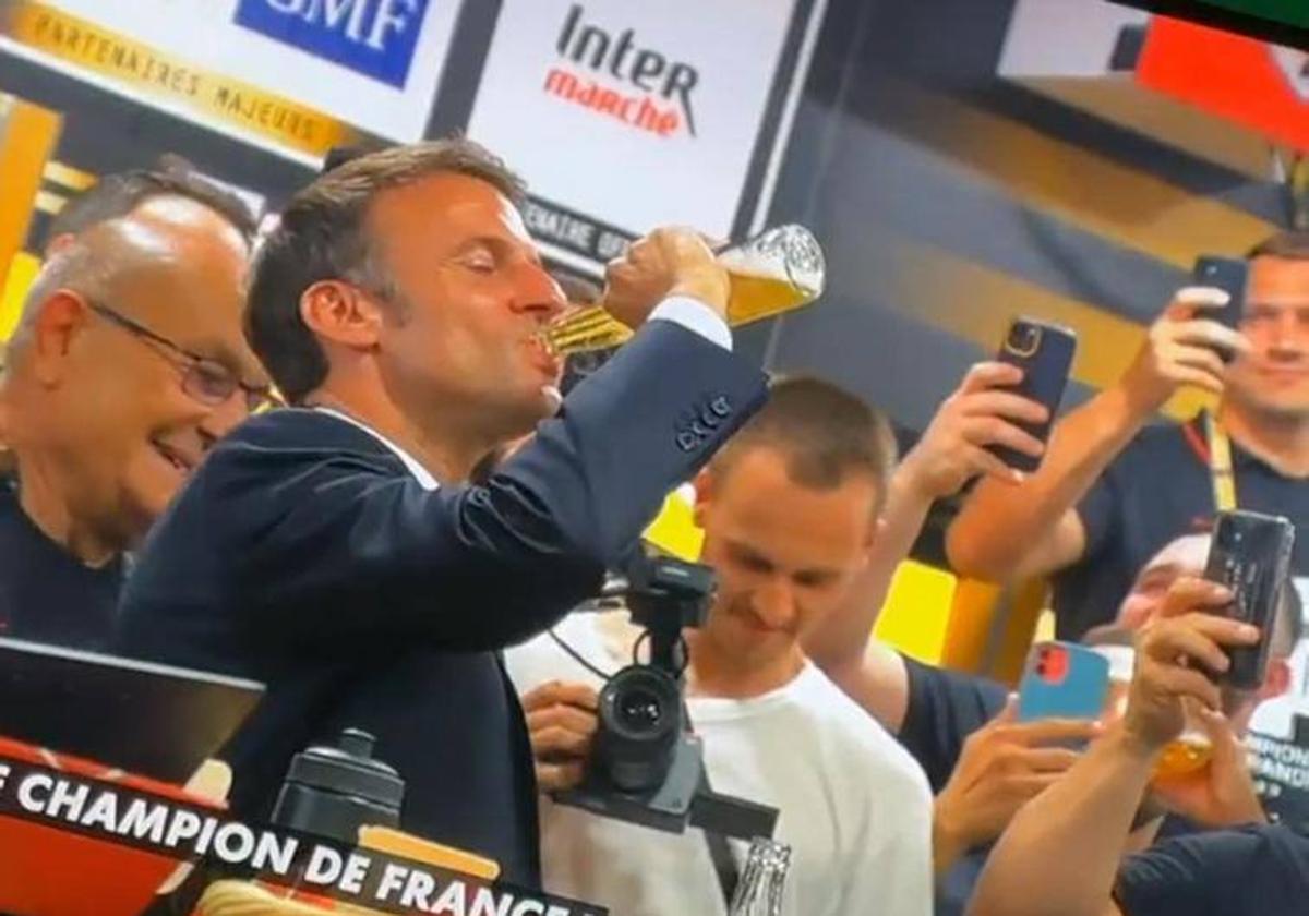 Macron bebe la cerveza de un trago.