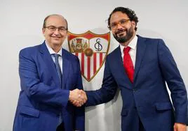 Pepe Castro, presidente del Sevilla, estrecha la mano de Víctor Orta, nuevo director deportivo.