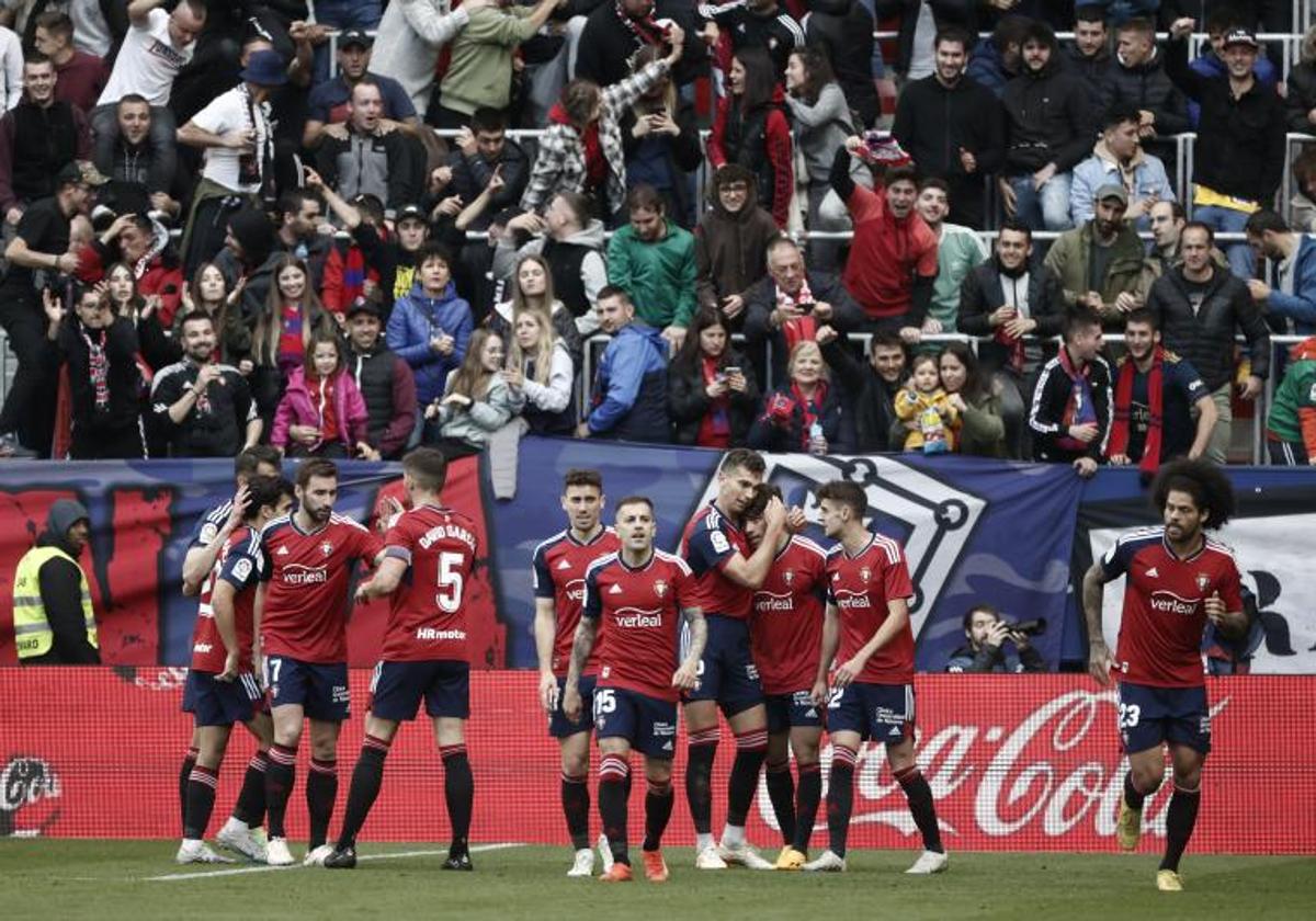 Los jugadores de Osasuna celebran un tanto marcado en El Sadar.