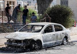Un vehículo incendiado como consecuencia de los ataques de colonos en Turmus Aiya, al norte de Ramala.