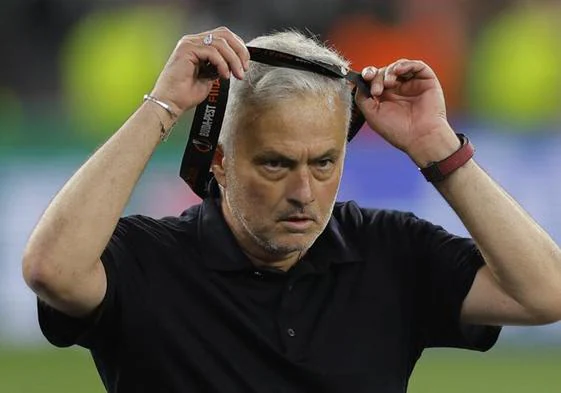 José Mourinho se despoja de la medalla que recibió como subcampeón de la Europa League.