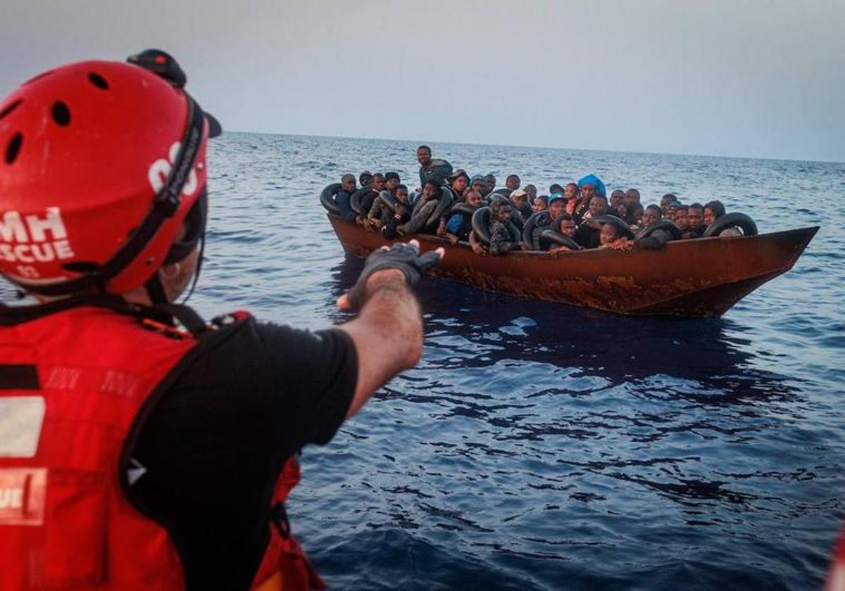 Imagen del rescate del Aita Mari este jueves al suroeste de Lampedusa.