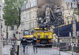 Agentes observan los daños en el edificio de París en el que se produjo el miércoles una explosión.