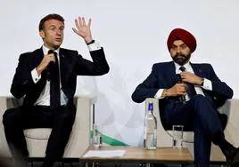 El mandatario francés, Emmanuel Macron, junto al presidente del Banco Mundial, Ajay Banga, en la cumbre de un nuevo pacto financiero mundial en París
