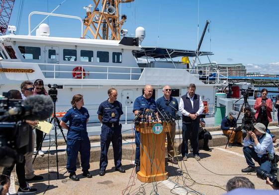 El capitán de la Guardia Costera Jamie Frederick en una rueda de prensa sobre los esfuerzos de búsqueda del 'Titan'