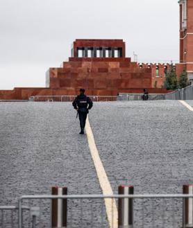 Imagen secundaria 2 - La vigilancia se ha reforzado en la Plaza Roja de Moscú, que ha sido cerrada con vallas de metal.