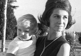 La reina Sofía con el rey Felipe de niño.